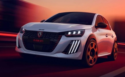 Το νέο Peugeot E-208 GTi αποκαλύφθηκε και τα… «σπάει»
