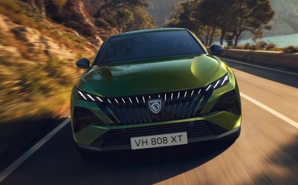 Η Peugeot αναβάθμισε το 408 και τώρα «φλερτάρει» premium μοντέλα