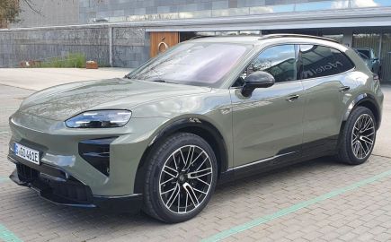Η Porsche Cayenne Turbo Electric… «δίνει ξύλο» σε πολλά supercars