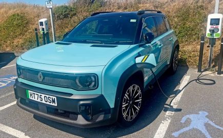 Renault 4 E-Tech: Πώς τα καταφέρνει στην καθημερινή χρήση;