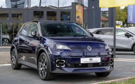 Η Renault σχεδιάζει μια νέα γενιά του R5;