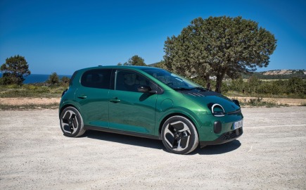 Renault Twingo E-Tech: French Kiss… στην Ίμπιζα