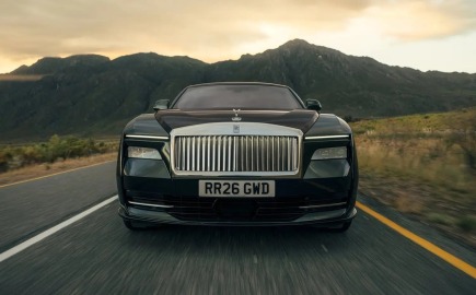 Rolls-Royce Spectre Series II: Το ηλεκτρικό «θηρίο» των 680 PS επέστρεψε πιο ισχυρό και με αυτονομία-έκπληξη