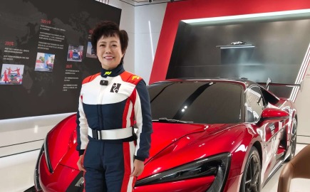 Stella Li, CEO της BYD: «Θέλουμε να είμαστε στην πρώτη γραμμή της παγκόσμιας αυτοκινητοβιομηχανίας»