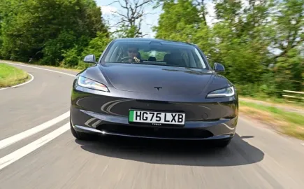 Νέο «ρετούς» στο Model 3: Η αλλαγή που βρίσκεται πίσω από την πρίζα