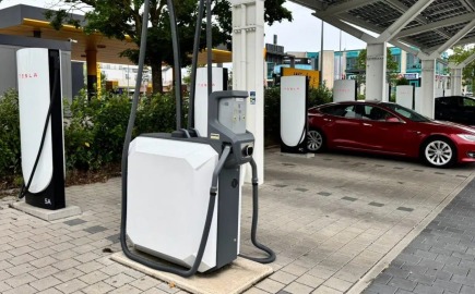 Tesla: Δωρεάν ηλεκτρική σκούπα στους σταθμούς φόρτισης