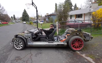 YouTuber αγοράζει απογυμνωμένο Tesla Model 3 για $2.000 με αυτονομία 320 Km [video]