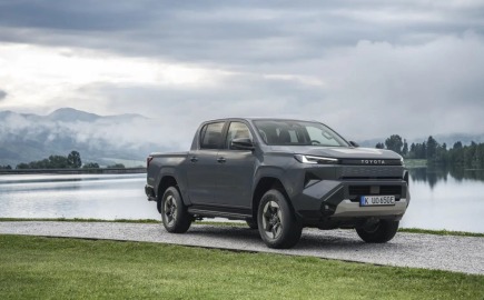 Το Toyota Hilux μπήκε στη πρίζα