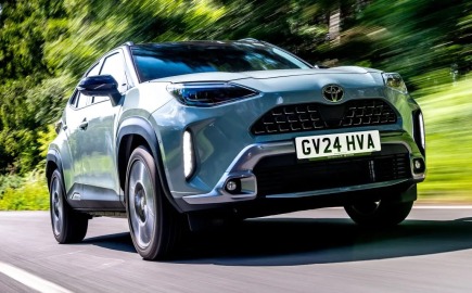 Toyota Yaris Cross: Το «αυτοφορτιζόμενο» υβριδικό που σε κερδίζει με τη μία
