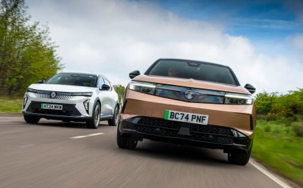 Opel Grandland Electric vs Renault Scenic E-Tech: Ποιο ηλεκτρικό SUV υπερέχει;