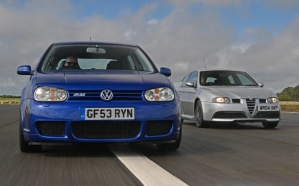Volkswagen Golf R32 vs Alfa Romeo 147 GTA: Η μάχη των ρετρό V6 hot hatch