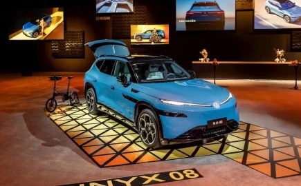 Η Volkswagen παίζει «τα ρέστα της» στη Κίνα με το εντυπωσιακό ID.UNYX 08