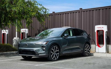 Η Volvo καταργεί εφαρμογές και κάρτες – Φορτίζεις και φεύγεις!