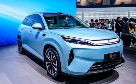 BYD: «Καταιγίδα» ηλεκτρικών στο Πεκίνο – Supercars 1.000+ PS, φόρτιση-αστραπή και νέα SUV