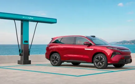 Η BYD παρουσιάζει το νέο SUV Atto 8 με φόρτιση εννέα λεπτών