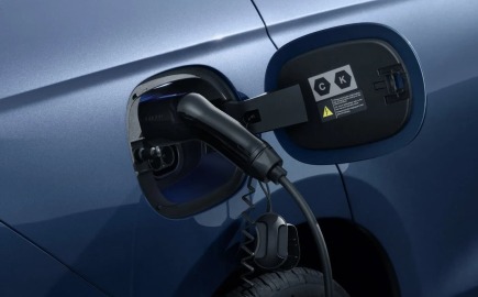 Η BYD στοχεύει στην «φόρτιση με φλας» στην Ευρώπη με ένα μόνο καλώδιο
