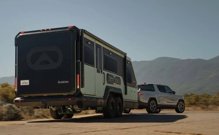 Ένα τροχόσπιτο σχεδιασμένο για ηλεκτρικά αυτοκίνητα που παράγει τη δική του ηλεκτρική ενέργεια