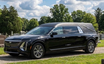 Ηλεκτρική… τελευταία διαδρομή: Η Cadillac Lyriq έγινε νεκροφόρα!