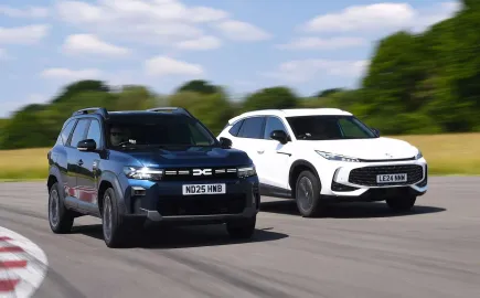 Dacia Bigster vs MG HS: Ποιο οικογενειακό SUV προσφέρει περισσότερα;