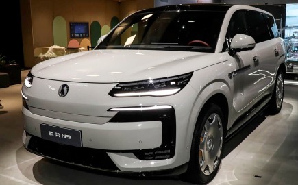 Το νέο BYD Denza N9 φορτίζει αστραπιαία και υπόσχεται 420 km μόνο με ρεύμα