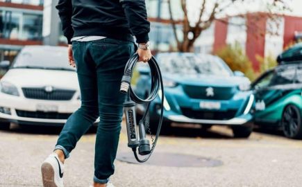 ADAC: Η φόρτιση του EV κρύβει απώλειες – Πόσο ρεύμα χάνεται στην πράξη