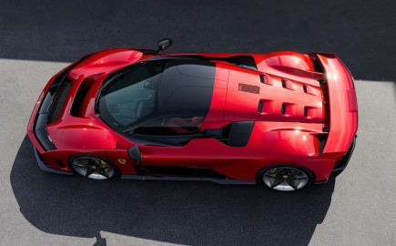 Η Ferrari επαναπροσδιορίζει τα EV’s με ψεύτικες ταχύτητες και ήχο κινητήρα