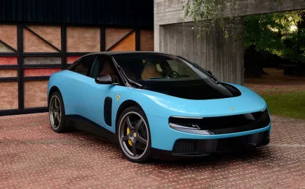Η νέα Ferrari Luce κοστίζει όσο μια έπαυλη