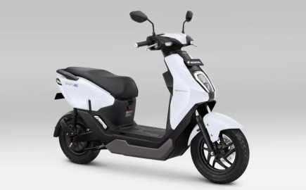 Η Honda λανσάρει το φθηνότερο ηλεκτρικό σκούτερ που μπορούν να οδηγήσουν και 16χρονοι!