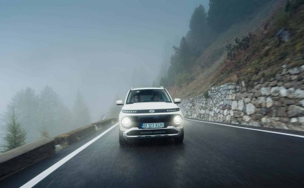 Hyundai Inster: Το μικρό ηλεκτρικό που σε κάνει να χαμογελάς ακόμα και… στις Άλπεις