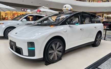 Li Auto i8: Premium ηλεκτρικό SUV με τρεις σειρές καθισμάτων και σχεδιασμό MPV