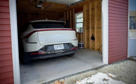 Δες τι συμβαίνει όταν αφήσεις το EV σου παρκαρισμένο 1 μήνα στο κρύο