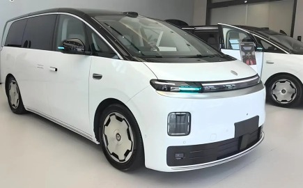 Leapmotor D99: Το πολυτελές ηλεκτρικό MPV με 557 PS και 700 χλμ. αυτονομία