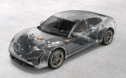 Η Porsche αποκαλύπτει τα μυστικά που κάνουν την Taycan να πηγαίνει πιο μακριά και να φορτίζει πιο γρήγορα