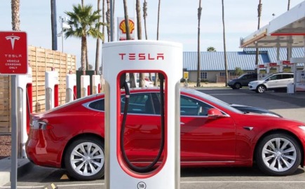 Τέλος εποχής για την Tesla; Ο Μασκ εγκαταλείπει τα EV και ποντάρει τα πάντα σε ρομπότ και AI