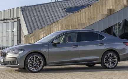 PHEV αλλά… γρήγορο: Το νέο Skoda Superb iV μπαίνει δυναμικά στο παιχνίδι των premium sedan
