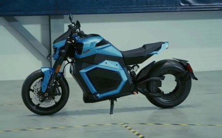 Αυτή είναι η πρώτη ηλεκτρική μοτοσικλέτα στο κόσμο, με μπαταρία στερεάς κατάστασης – Φορτίζει σε 12΄