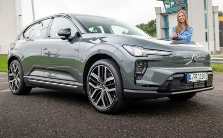 Το Volvo EX60 εντυπωσιάζει με την εκλεπτυσμένη οδήγησή του