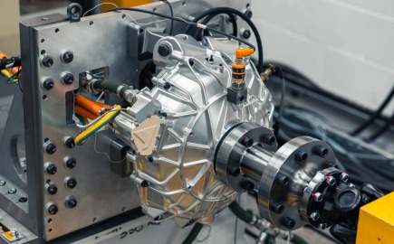 Η Yasa αναπτύσσει κινητήρα αξονικής ροής με ισχύ 1.020 PS ανά τροχό