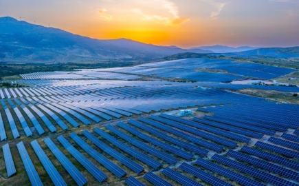 Περαιτέρω συμβολή στη συγκράτηση των τιμών του ρεύματος αναμένεται με την ανάπτυξη της αποθήκευσης ενέργειας σε μπαταρίες, σε σύγκριση με τα επίπεδα που θα έφθαναν αν το σύστημα βασιζόταν σε συμβατικά καύσιμα και εισαγωγές, όπως συνέβαινε μέχρι πριν από λίγα χρόνια.