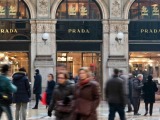 Η Prada εξαγόρασε την Versace- Ολοκληρώθηκε το πιο "λαμπερό deal" στο χώρο της μόδας