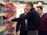 Συμφωνίες με βιομηχανίες και σουπερμάρκετ για μειώσεις τιμών επιδιώκει η κυβέρνηση