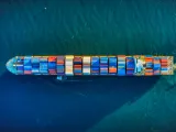 Η περιορισμένη χωρητικότητα κρατά ψηλά τους ναύλους των containers
