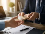 Τα δύο σενάρια για την επαναφορά του 13ου μισθού στο Δημόσιο τομέα
