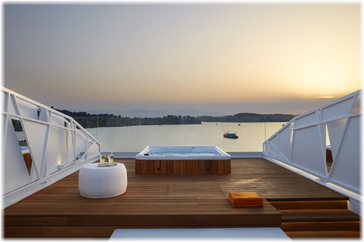 Ultra RoofTop Suite with Jacuzzi and sea view